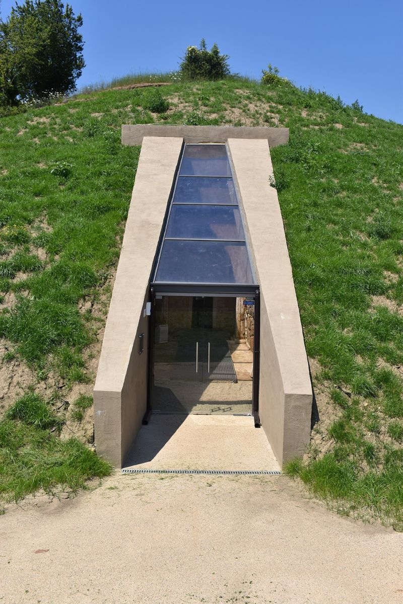Griffins and Helvetia tombs